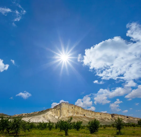 Одинокая Белая Гора Сияющим Солнцем — стоковое фото