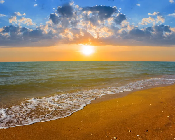 Kumlu Zümrüt Deniz Plajı Dramatik Günbatımı Yaz Tatili Arka Planı — Stok fotoğraf