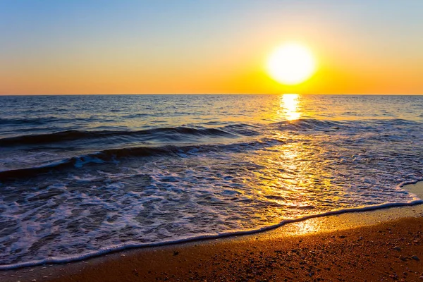 Piaszczysta Szmaragdowa Plaża Morska Przy Dramatycznym Zachodzie Słońca Letnie Morze — Zdjęcie stockowe
