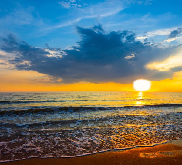 Písečná Smaragdová Mořská Pláž Při Dramatickém Západu Slunce Letní Moře — Stock fotografie