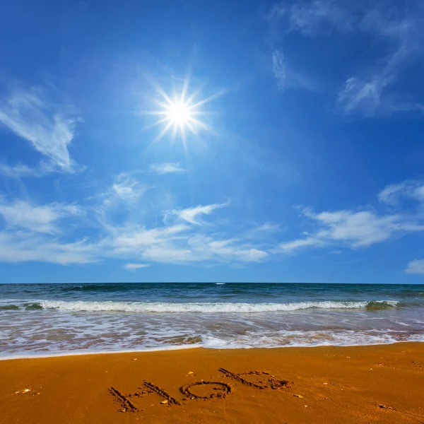 Zomer Zandstrand Met Bord Zand Hete Zomer Zonnige Dag — Stockfoto