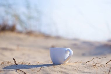 Kapalı beyaz kahve fincanı Kumda kal