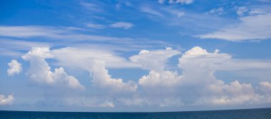 Zümrüt denizin üzerindeki mavi bulutlu gökyüzü