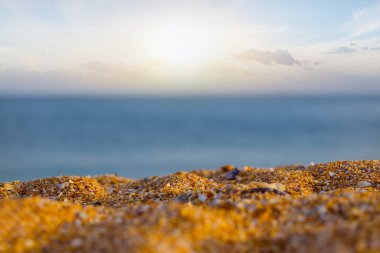 Gün batımında kumlu sahil, yaz tatili sahnesi