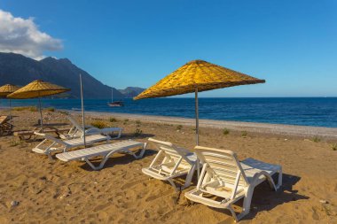 Yaz günü güneş şemsiyeli kumlu deniz plajı, yaz tatili geçmişi.