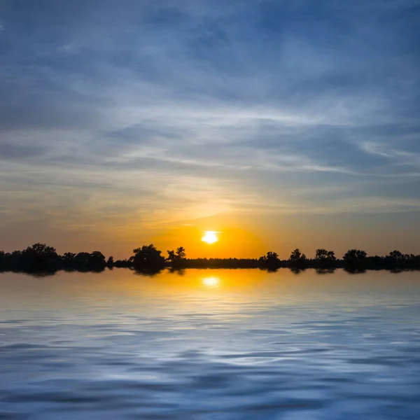 戏剧化的落日映衬在水中 夏夜自然的背景 — 图库照片