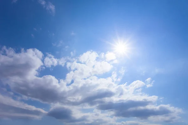 Fonkelende Zon Dichte Bewolkte Hemel Achtergrond — Stockfoto