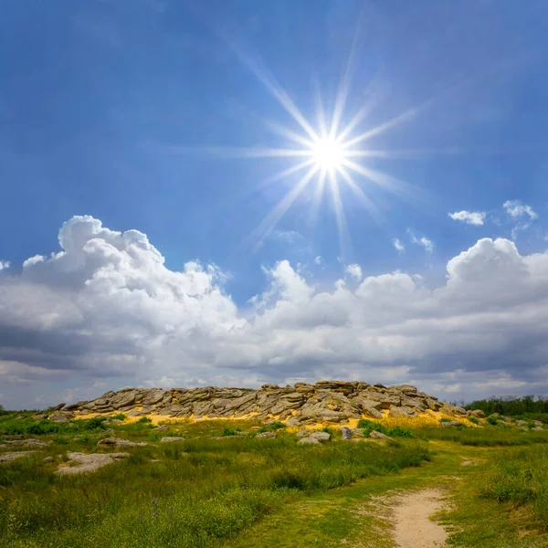 Cumulo Pietre Sulla Collina Sabbiosa Tra Praterie Nella Giornata Sole — Foto Stock