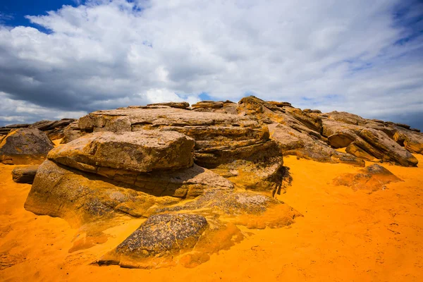 Hromada Obrovských Kamenů Písku Pod Zamračenou Oblohou — Stock fotografie