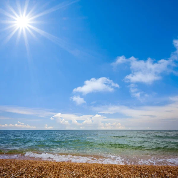 Szmaragdowe Morze Piaszczystą Plażą Słoneczny Dzień — Zdjęcie stockowe
