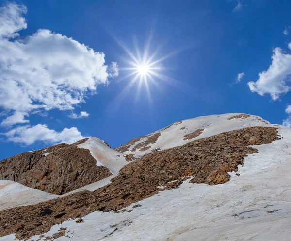 Cume Montanha Neve Abaixo Sol Brilhante — Fotografia de Stock