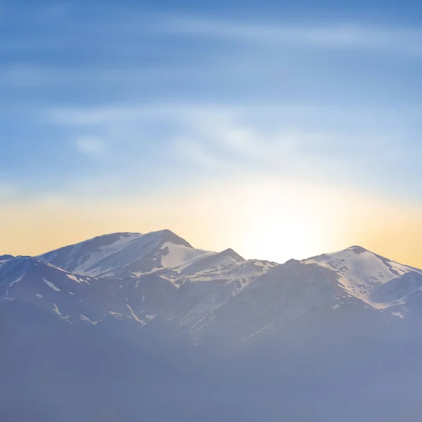 日落时雪中的山岭 — 图库照片