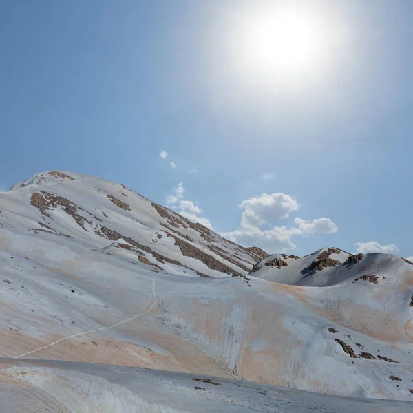 輝く太陽の下の雪の山の尾根 — ストック写真