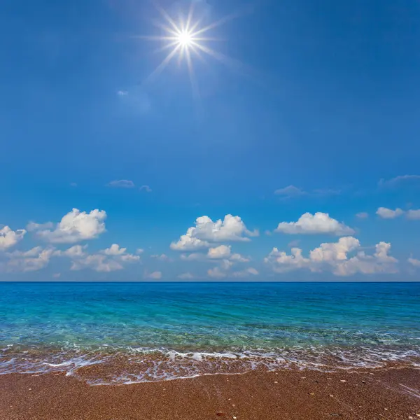 Изумрудное Море Песчаным Пляжем Солнечный День — стоковое фото