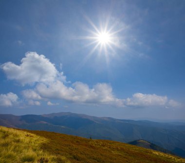 Güneşli bir günde dağ sırtı, yaz gezisi sahnesi