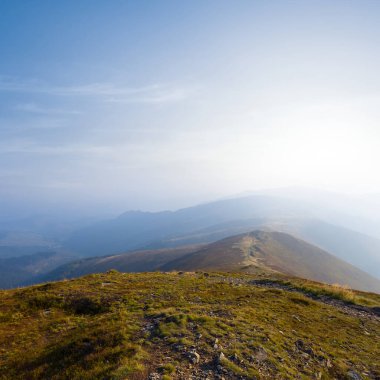 Sabahın erken saatlerinde mavi sisli dağ sırtı, güzel bir doğal yolculuk geçmişi.