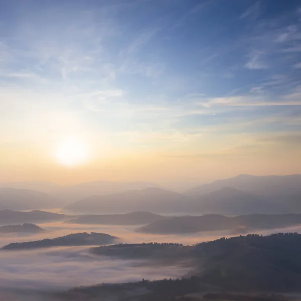Gebirgstal Blauem Nebel Frühen Morgen Natürlicher Reisehintergrund — Stockfoto