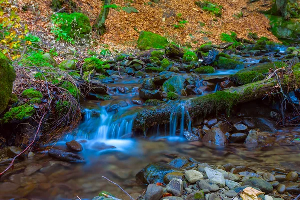 Liten Bäck Rusar Över Sten Bergskanjon — Stockfoto