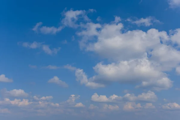 Céu Azul Com Nuvens Cumulus Fundo Céu Natural — Fotografia de Stock