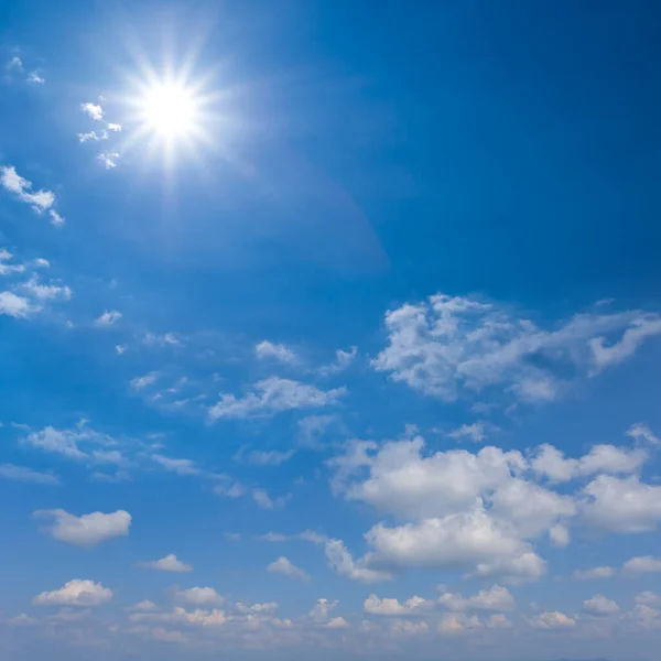 Blauwe Lucht Met Cumulus Wolken Fonkelende Zon Natuurlijke Lucht Achtergrond — Stockfoto