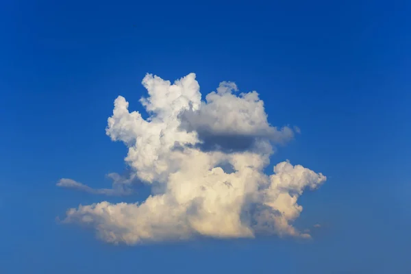 Closeup Τεράστιο Σύννεφο Πυκνό Μπλε Ουρανό Καλοκαίρι Φυσικό Ουρανό Φόντο — Φωτογραφία Αρχείου