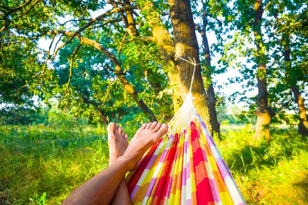 Uomo Oscillare Amaca Una Foresta Estate Riposo All Aperto Sfondo — Foto Stock