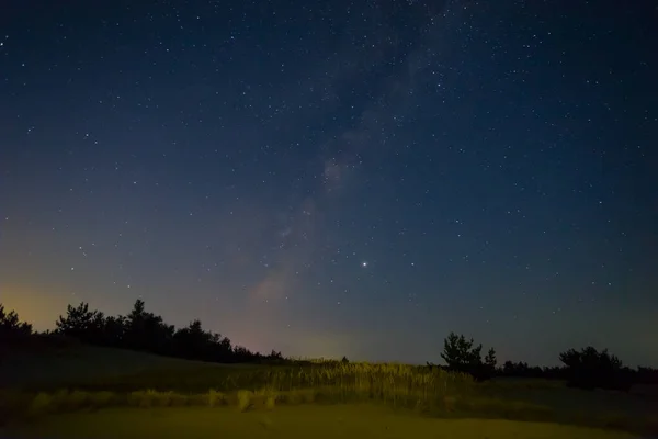 Pradera Arenosa Bajo Vía Láctea Cielo Estrellado Noche Paisaje Aire — Foto de Stock