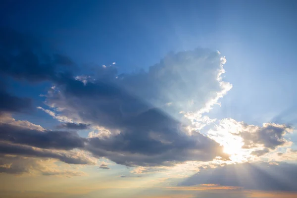 Dramático Pôr Sol Sobre Denso Céu Nublado — Fotografia de Stock