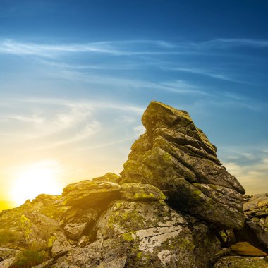 Dramatik günbatımı arka planında Stony Mount zirvesi