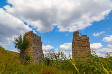 Yeşil tepelerin arasında eski bir köprü yıkıntısı
