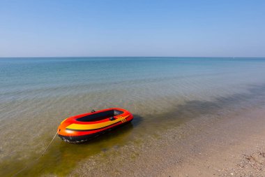 Deniz kıyısında küçük bir tekne.