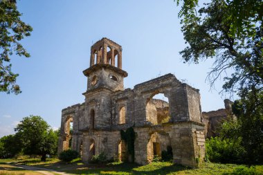 Ortaçağ 'da terk edilmiş eski bir şato.
