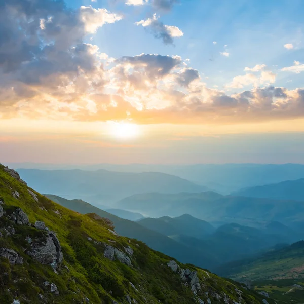 Groene Bergvallei Bij Zonsopgang Bergachtige Achtergrond — Stockfoto