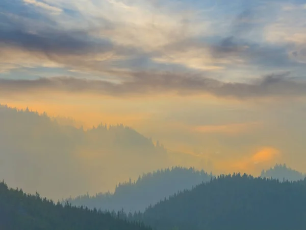 Dağ Silueti Gün Batımında Mavi Sisli — Stok fotoğraf