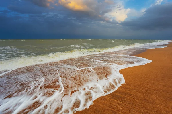 Písečná Mořská Pláž Pod Dramatickou Oblohou Bouře — Stock fotografie