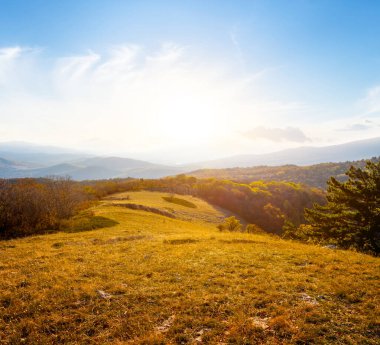 Sabah güneşi ışığında dağ sırtı, sonbahar doğal manzarası.