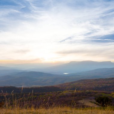 Günbatımında dağ sırtı, sonbahar dağı doğal manzarası