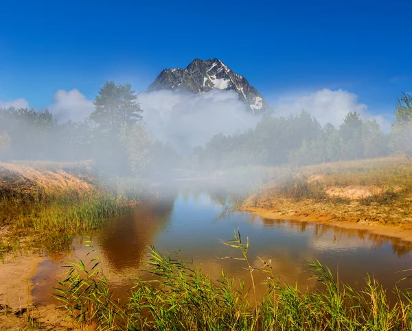 Cume Montanha Rochosa Além Lago Pradaria Bom Para Fundo Viagem — Fotografia de Stock