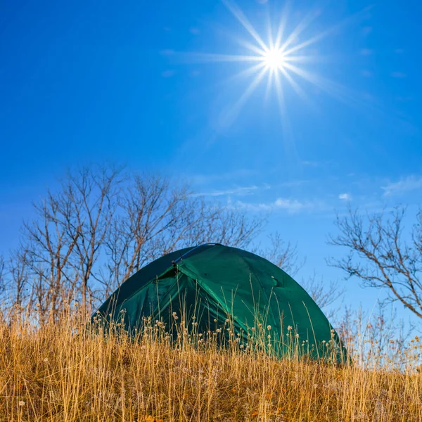Tenda Turistica Verde Sul Pendio Collina Erba Nella Giornata Sole — Foto Stock
