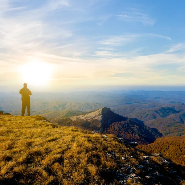 Silhouette Escursionista Rimanere Sulla Cima Del Monte Guardando Lontano Tramonto — Foto Stock