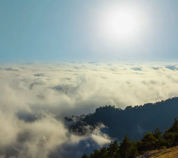 Monte Pendenza Silhouette Dense Nuvole Sotto Sole Scintillante Sfondo Naturale — Foto Stock