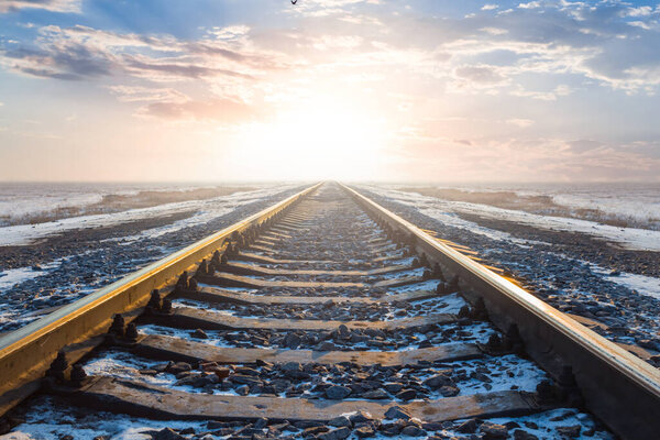 ж / д отъезд далеко на закате, зимний транспорт фон