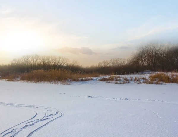 Fiume Ghiacciato Coperto Una Neve Sera — Foto Stock