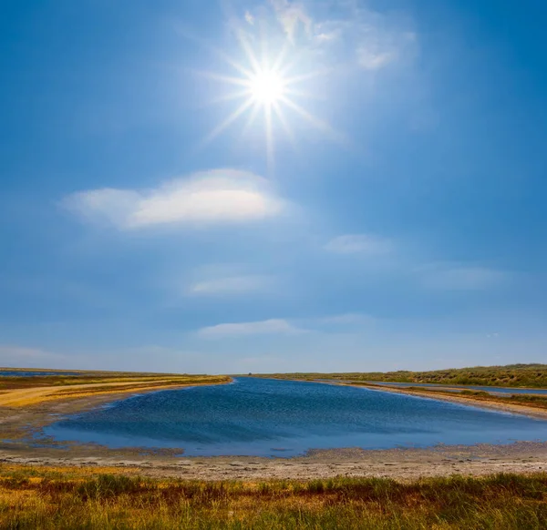 Piccolo Lago Tra Praterie Nella Giornata Sole — Foto Stock