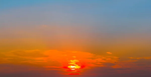Bulutlu Arkaplanda Dramatik Gün Batımı — Stok fotoğraf