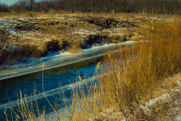 Close Bevroren Rivier Stroom Door Een Bos Winter Natuurlijke Achtergrond — Stockfoto