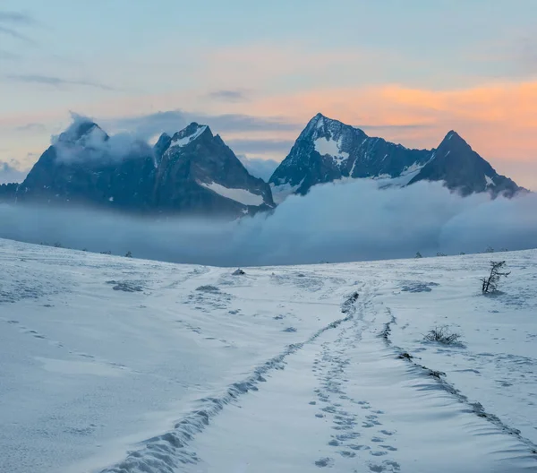 Schneebedecktes Gebirgstal Dichtem Nebel Und Wolken Hintergrund Der Natürlichen Jahreszeit — Stockfoto