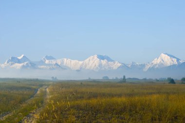 Dağlık vadide yoğun bulutlar var.