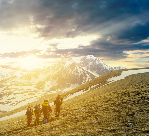 Grupo Excursionistas Caminando Sobre Paso Montaña Atardecer Fondo Viaje Montaña —  Fotos de Stock