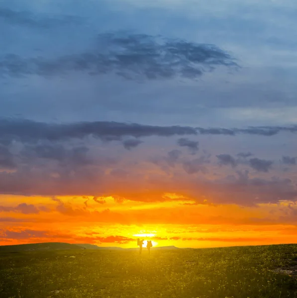 Escursionisti Soggiornano Tra Praterie Drammatico Tramonto — Foto Stock